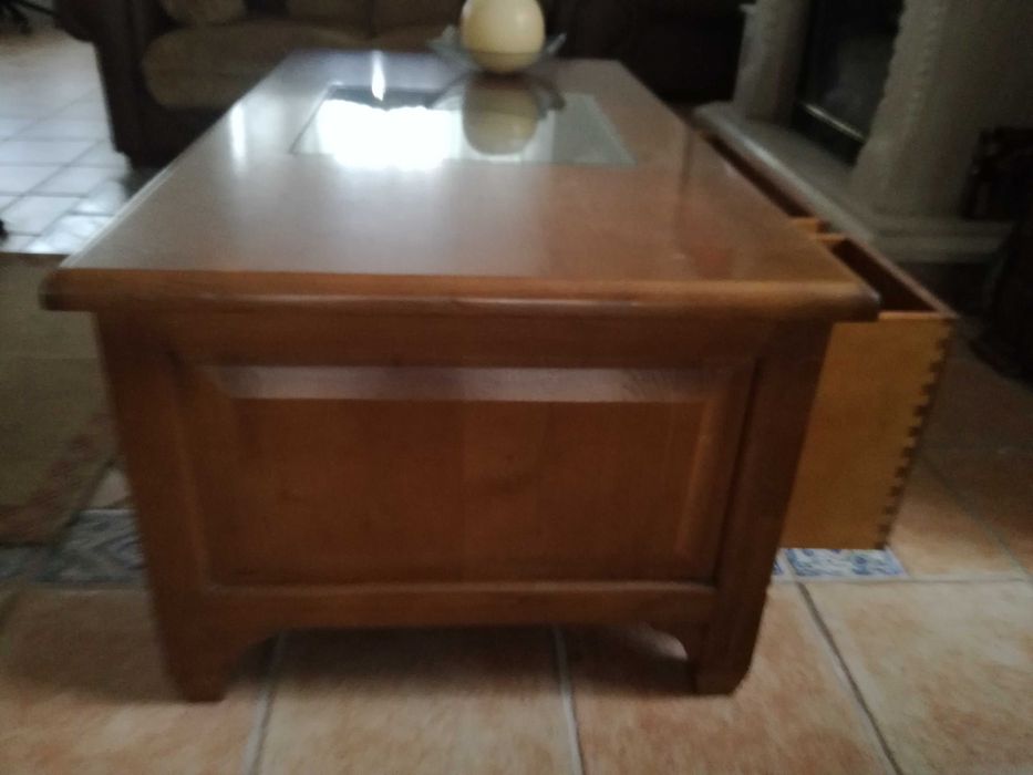Mesa de centro retangular em cerejeira com gavetas e vidro