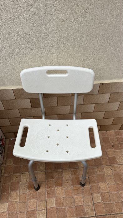 cadeira de banho/duche ortopédica com encosto e apoios em bom estado  altura é ajustável