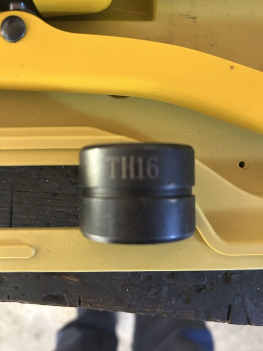 Maquina de cravar tubos multicamada