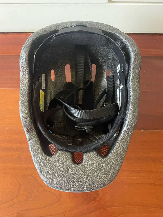 Capacete Berg infantil ajustável, como novo