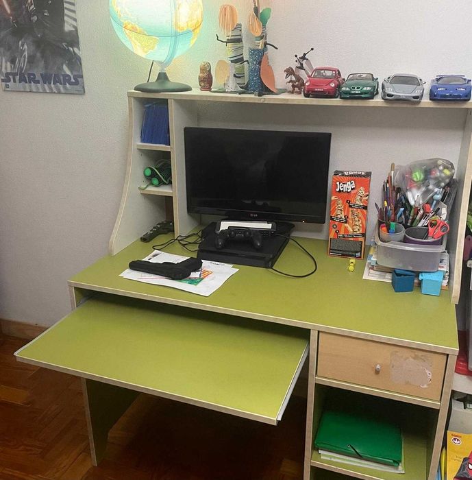 Quarto de criança completo usado em bom estado inclui beliche com armário e gavetas , secretária e estante.