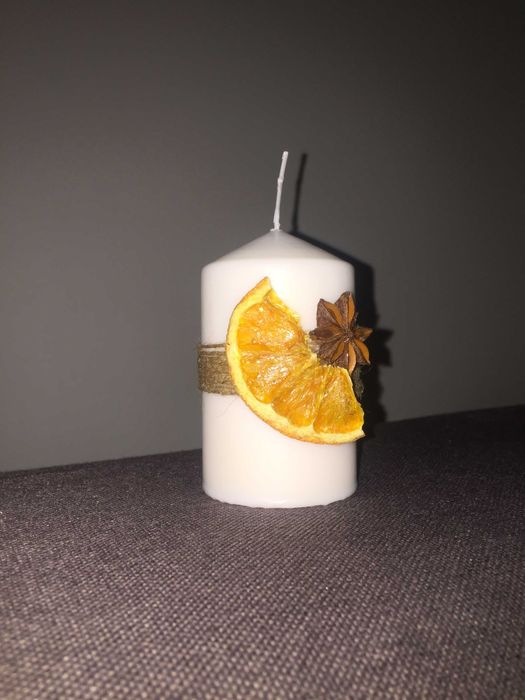 Świeczka ozdobiona pomarańczą i anyżem