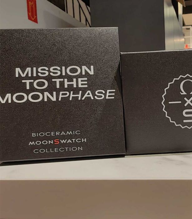 Swatch xOmega Bioceramic Moonswatch Mission To Moonphase Snoopy
Black