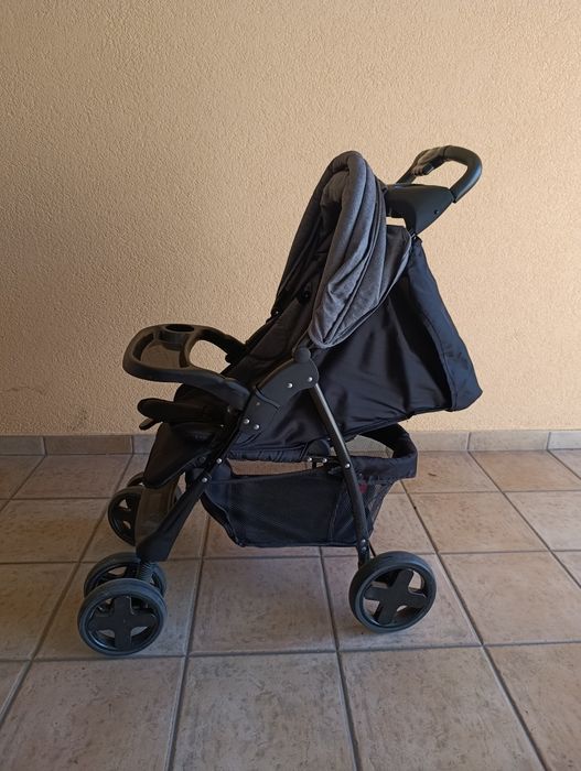 Carrinho de bebê com ovo