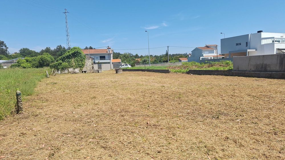 Terreno e casa T2 para recuperar em Ferreiró, Castêlo da Maia