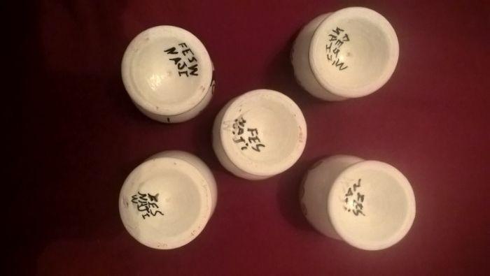 Conjunto de cinco porta-ovos pintados à mão. Marcados. NUNCA USADOS.