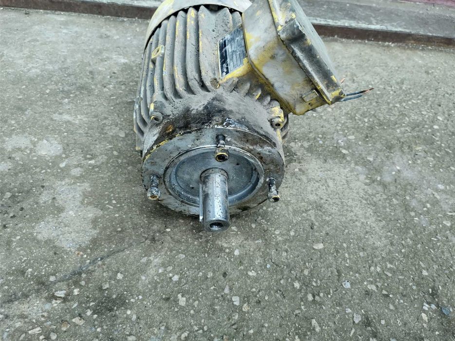 Silnik Lenze kołnierzowy na siłę 2,2kw 380V 1400