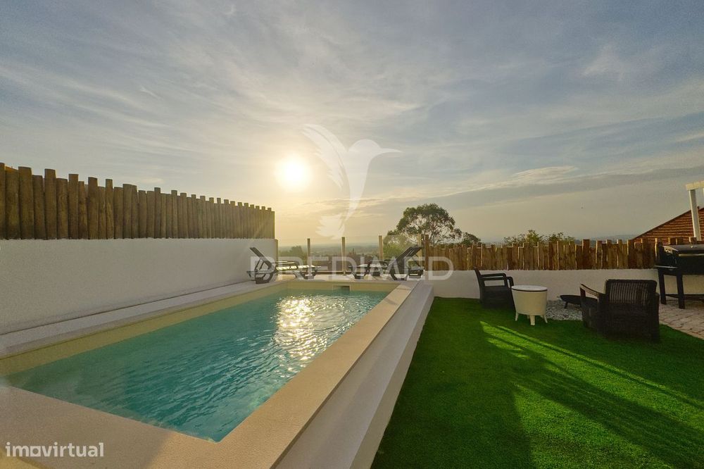 Moradia T3 com piscina e jardim, a poucos minutos de Lisboa.