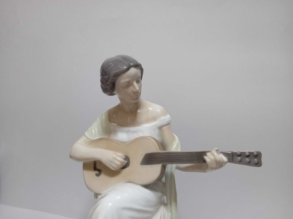 Kobieta z gitarą, figurka B&G Kopenhaga proj. I. Plockross Irminger