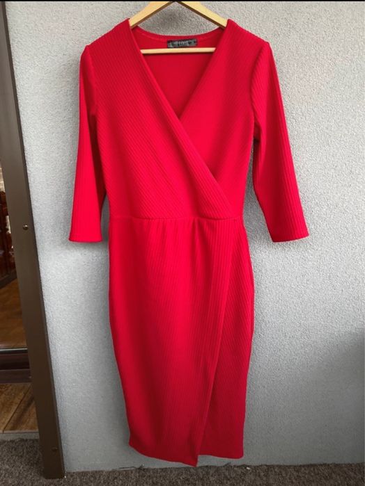 Czerwona sukienka świąteczna kopertowa midi prążki S 36