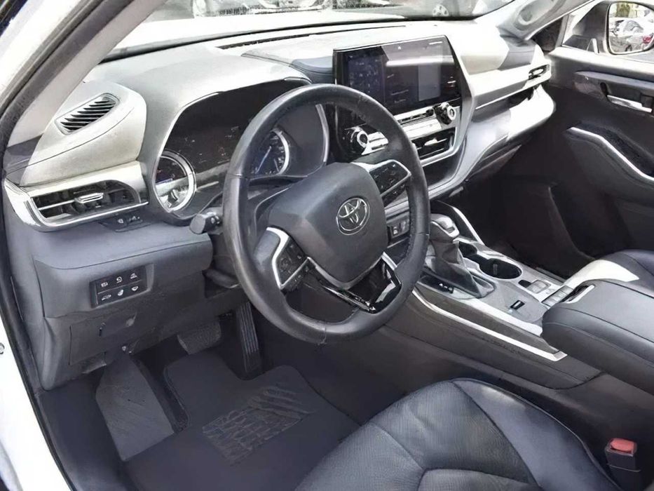 Toyota Highlander Hybrid      2022
