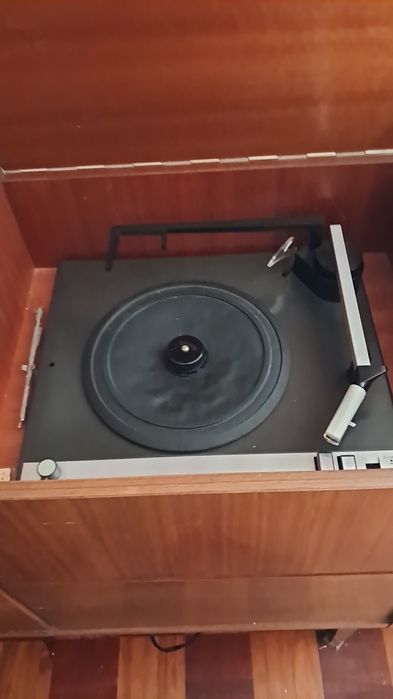 Aparador com aparelhagem