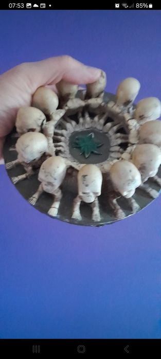 Cinzeiro redondo de caveiras