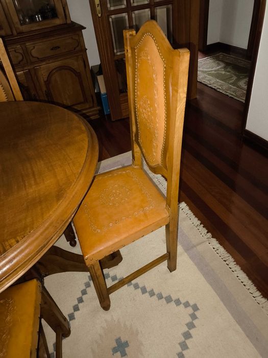 Sala de jantar em Castanho