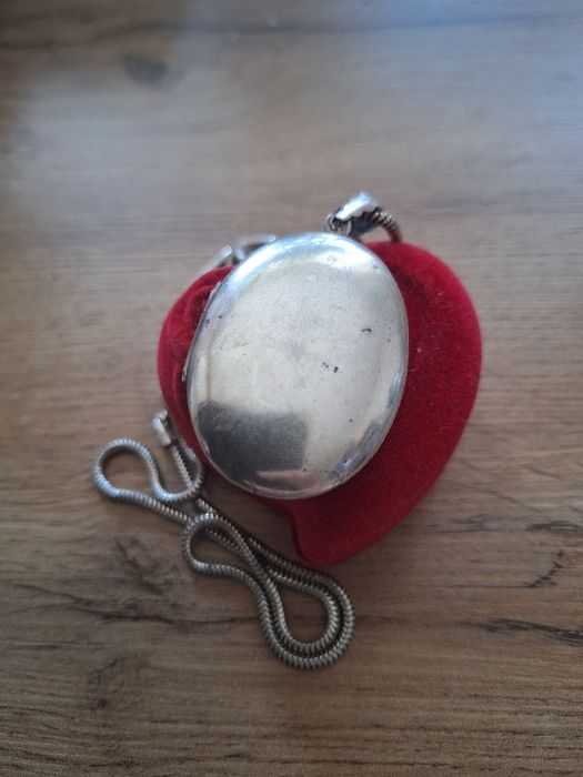 Duży srebrny sekretnik