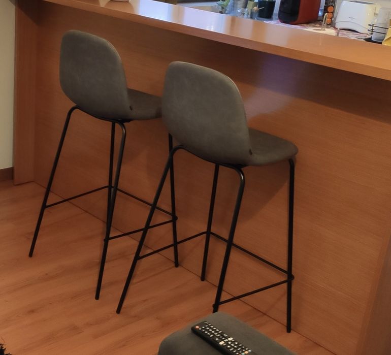 Cadeira de pé alto cinza