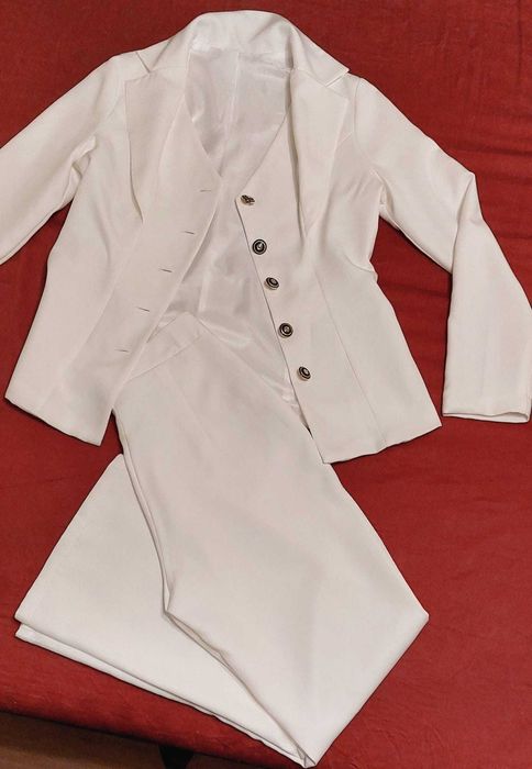Komplet  biały marynarka ze  spodniami rozmiar 38