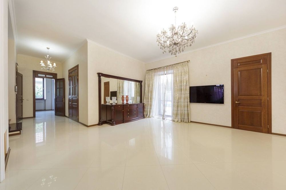 Аренда  дома возле моря  / Аркадия  , бассейн  , 8 соток, подвал ,свет