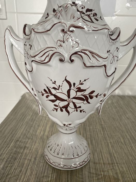 Jarro de porcelana pintado em mao