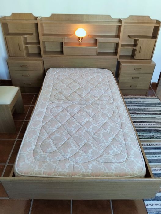 Mobília de Quarto (Cama + escrivaninha + banco + mesas de cabeceira)