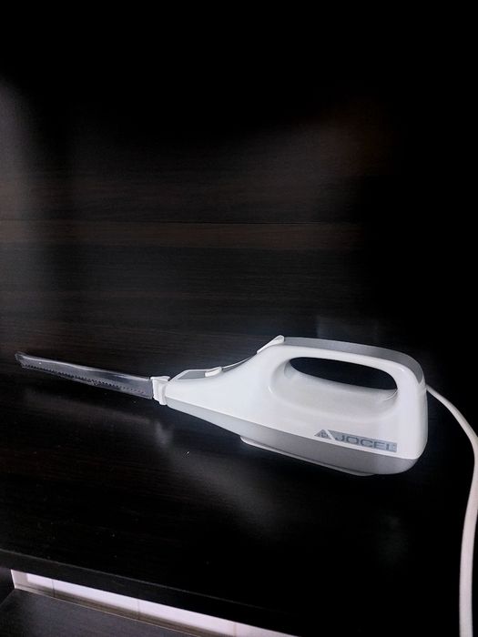 Faca elétrica ,ideal para cortar,carnes peixe  pão, corta. Tudo