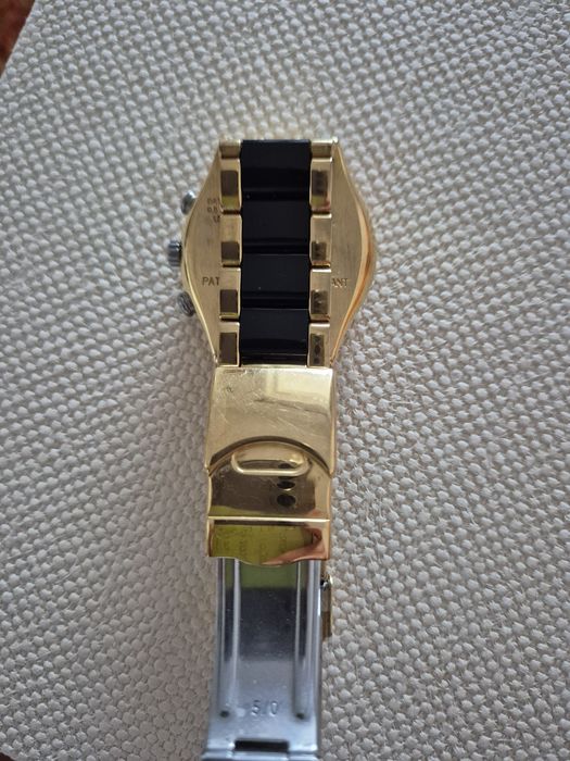 Relógio Swatch dourado e preto