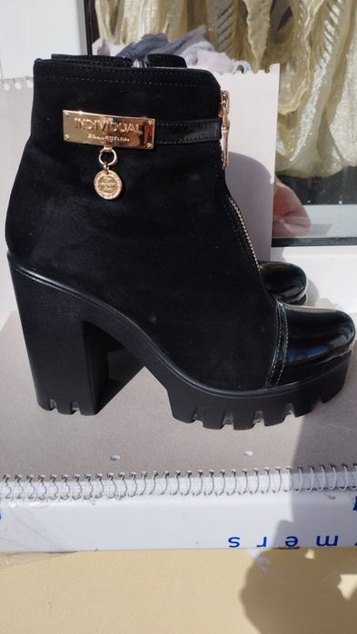 Замшеві демісезонні черевички на тракторній підошві