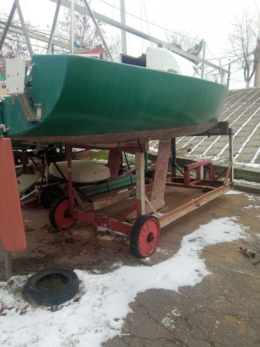 Продам парусную яхту.