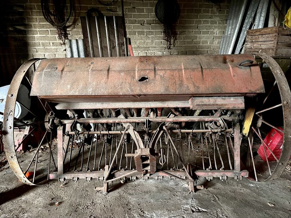 Siewnik konny na żelaznych kołach