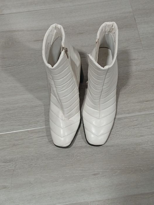Botas brancas num 38, 15 euros, pretos num 40 preço  10