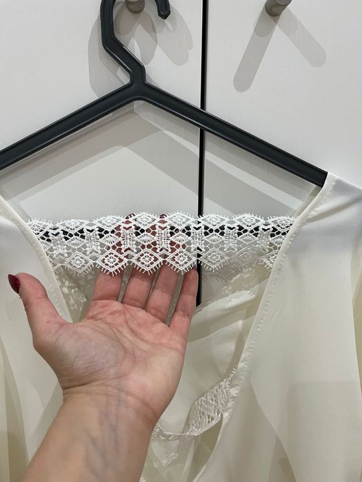 Blusa branca de manga comprida com elasticos na manga e costas abertas