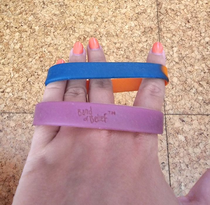 Duas pulseiras elásticas