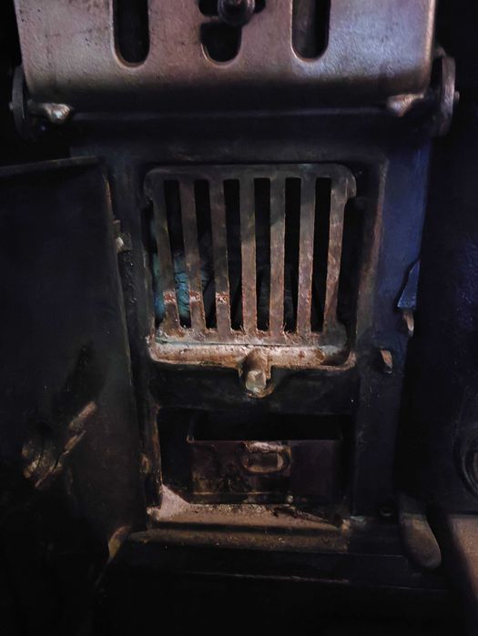 Fogão a Lenha rustico, com caldeira de água quente e forno.