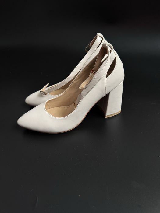 Жіночі туфлі у бежевому кольорі