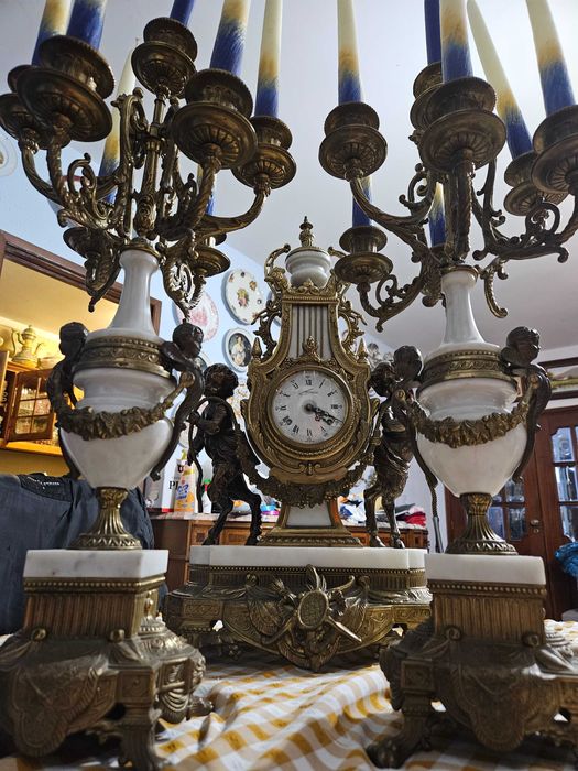 Relógio e castiçais suíços de latão e pedra