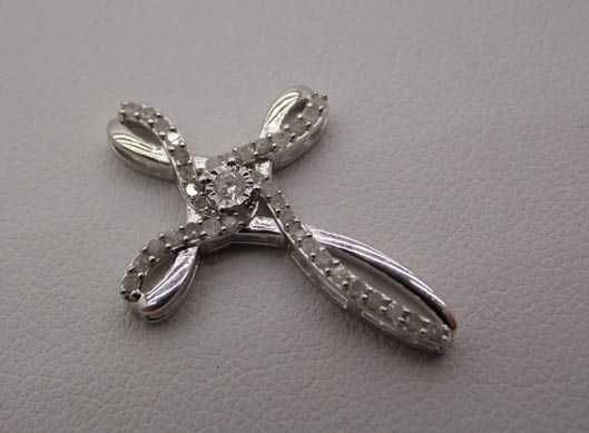 Srebrny krzyż krzyżyk z diamentami 0,35 ct.