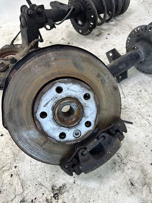 Volkswagen Trasnporter T5 zwrotnica kopyto  przod prawa lewa 1.9 TDI