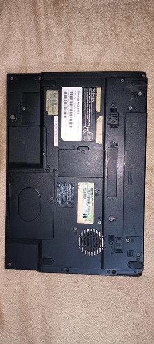 Три ноутбука Toshiba, Dell, IBM.