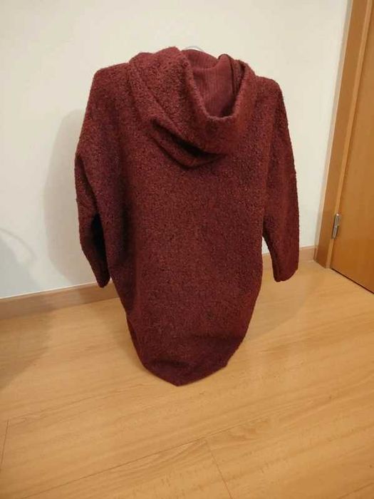 Casaco modelo de lã fervida (ou bouclé) na cor bordeaux
