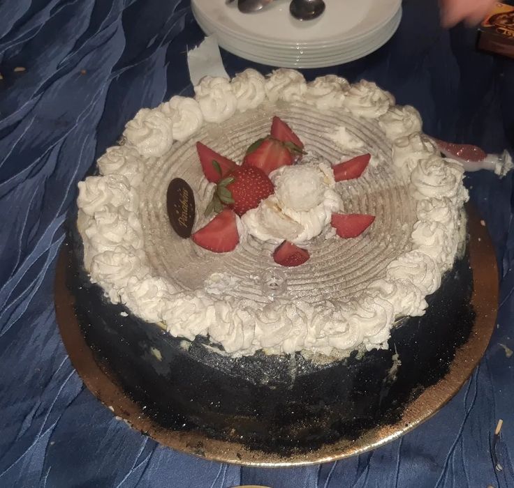 Faço bolos, doces e salgados