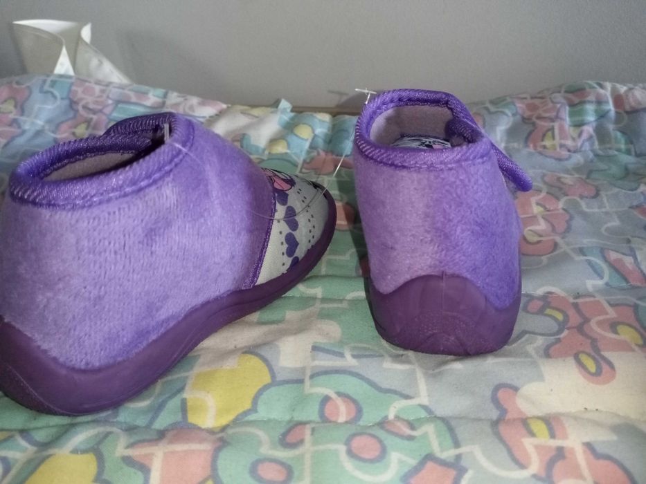 Pantufas e sapatos novos menina