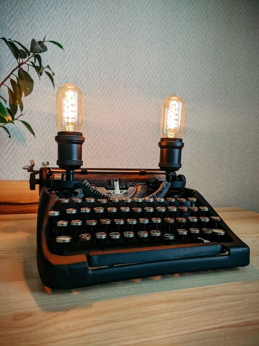 Настільна лампа з друкарської машинки