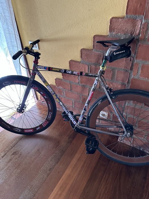 Bicicleta Fixie roda 29 single speed e cubo fixo, roda rotativa.