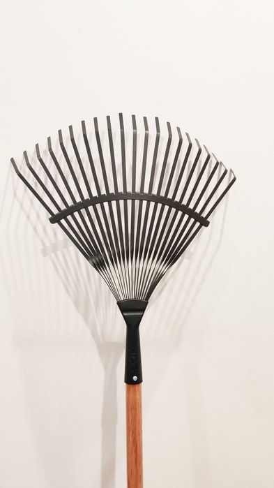 Vassoura Jardim Bellota (cabo de madeira)