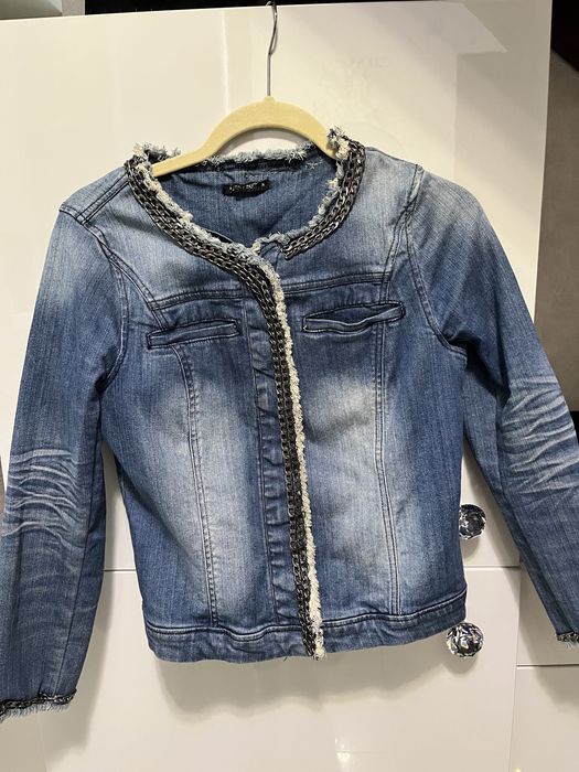 Krótka jeansowa kurteczka obszyta ozdobym lańcuszkiem