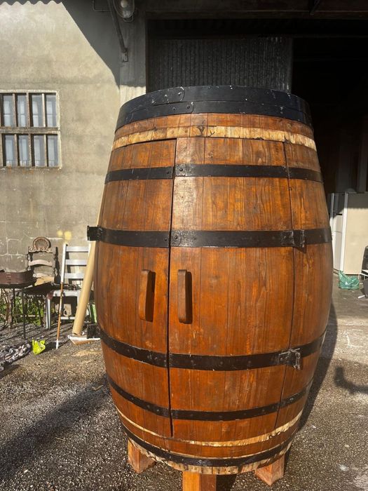 Barril de vinho antigo convertido em bar rústico / armário decorativo