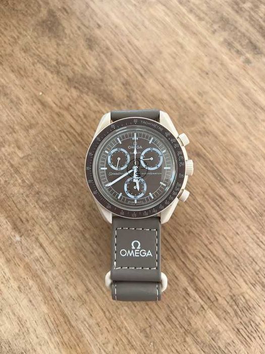 SO33T103 Omega x Swatch Oaza Tech w Pustyni