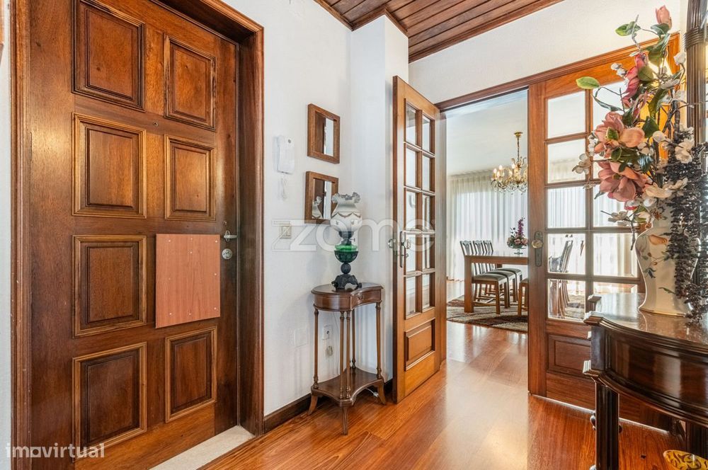 T4 Duplex Apartment with Parking Space, Central Póvoa de Varzim
