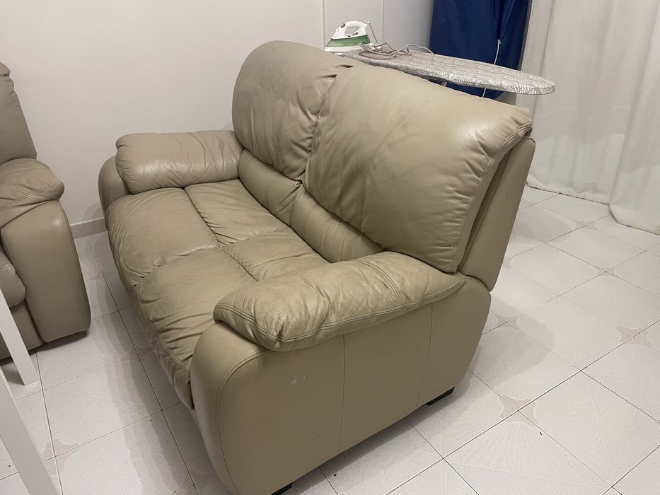 Sofá de dois lugares e poltrona da chateau d’ ax