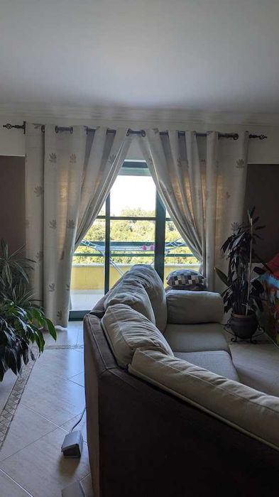Sofá + Cortinado + Candeeiro de teto